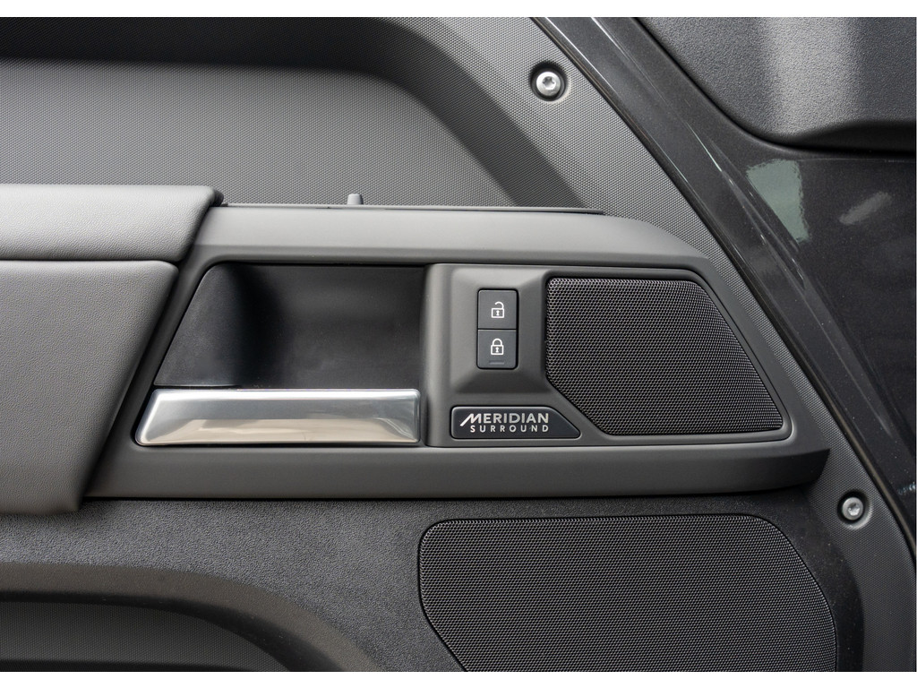 Land Rover Defender 110 P300e X-Dynamic HSE - 28