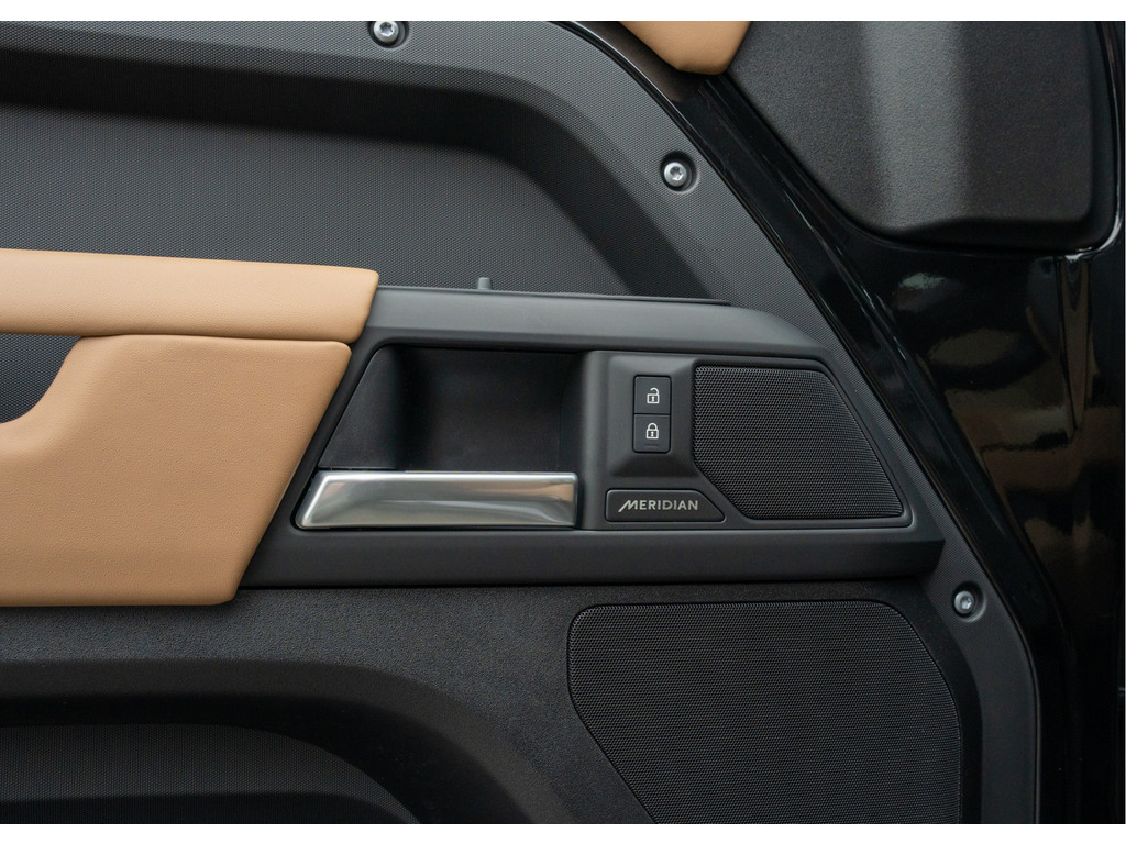 Land Rover Defender 110 P300e 110 X-Dynamic HSE - 24