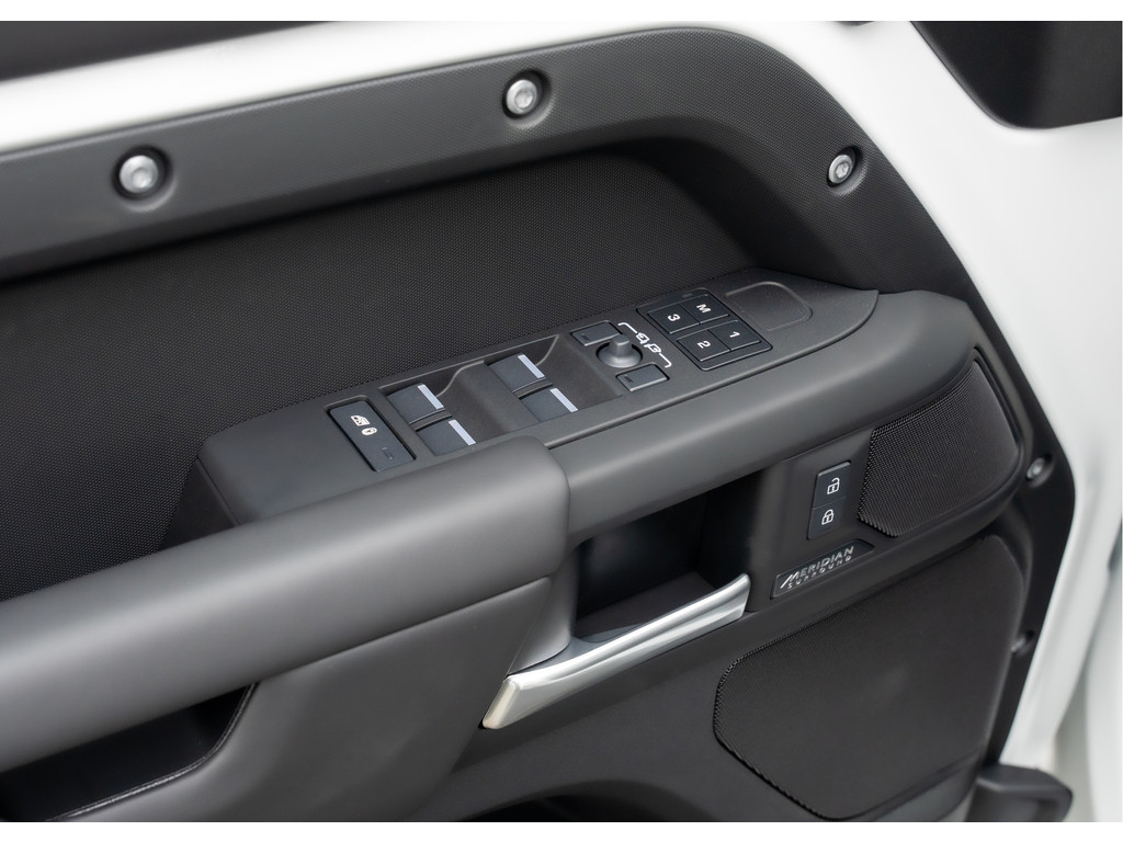 Land Rover Defender 110 P300e X-Dynamic HSE - 22