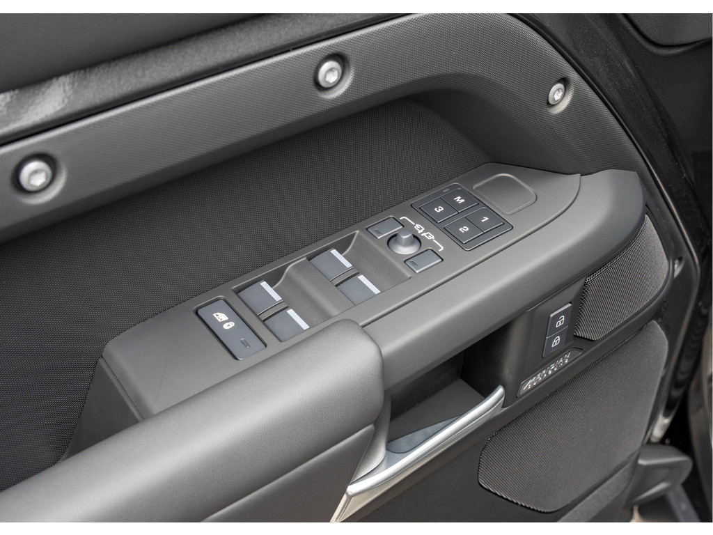Land Rover Defender 110 P300e X-Dynamic HSE - 25