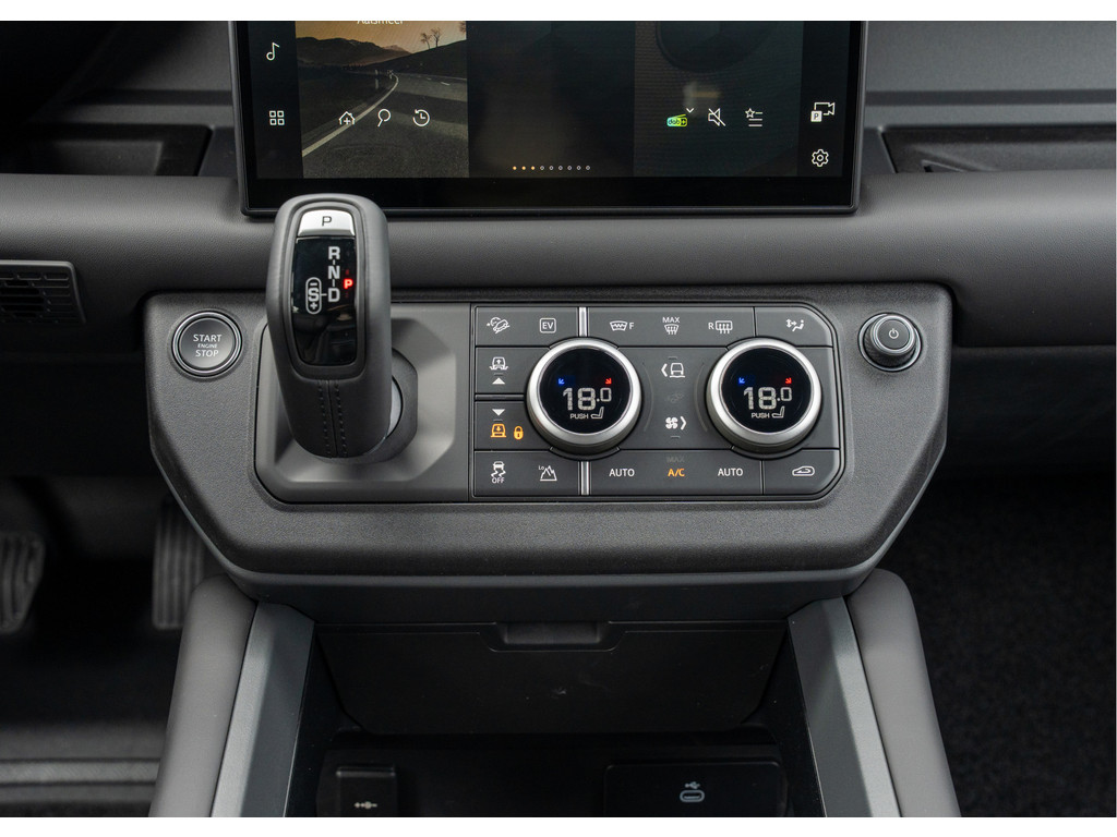 Land Rover Defender 110 P300e X-Dynamic HSE - 28