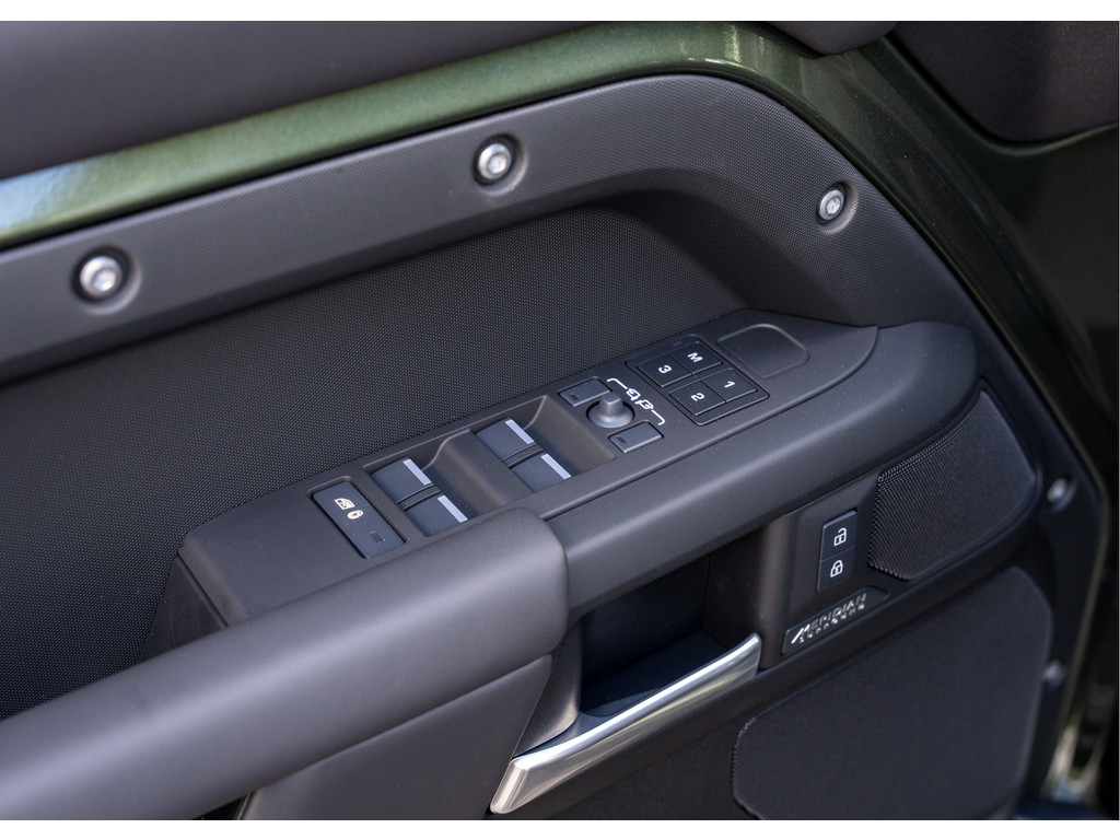 Land Rover Defender 110 P300e 110 X-Dynamic HSE - 44