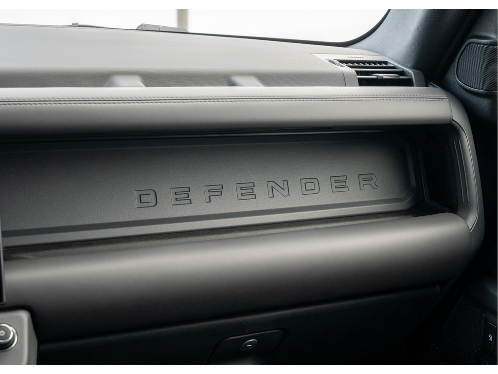 Land Rover Defender 110 P300e 110 X-Dynamic HSE - 38
