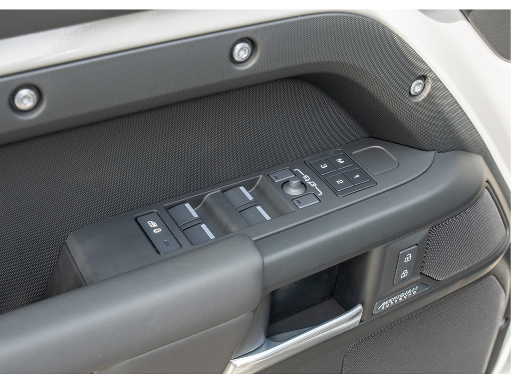 Land Rover Defender 110 P300e 110 X-Dynamic HSE - 21
