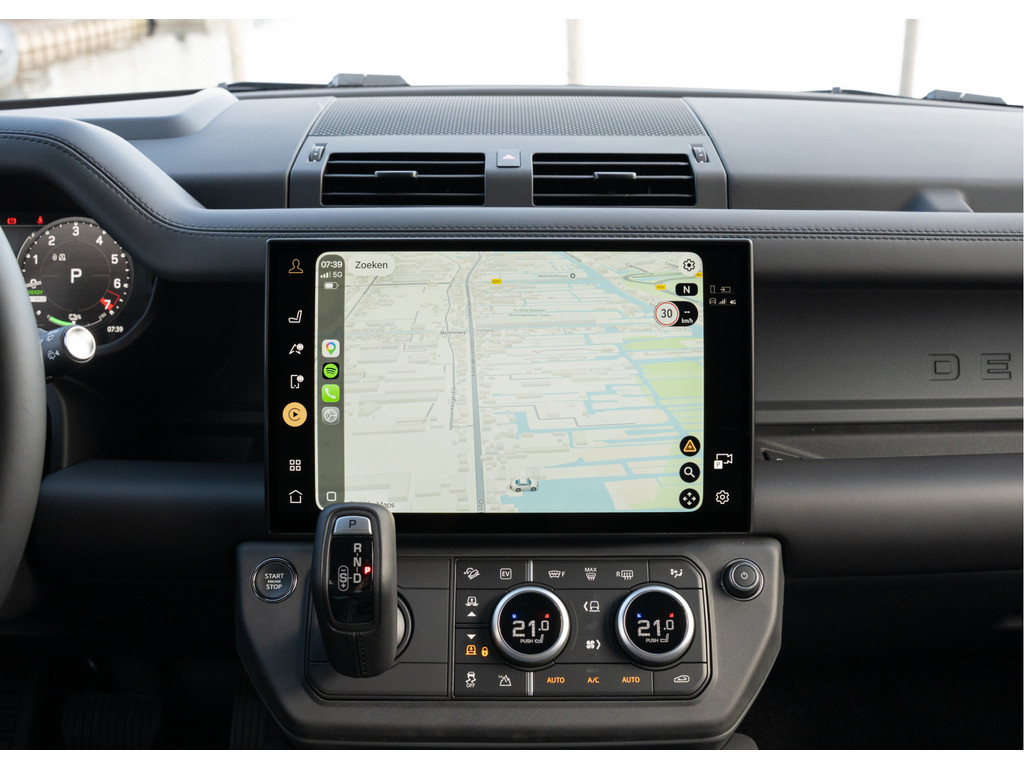 Land Rover Defender 110 P300e 110 X-Dynamic HSE - 41