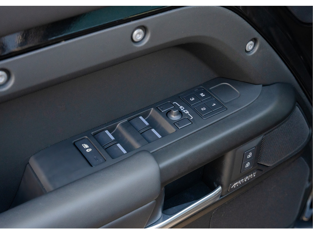 Land Rover Defender 110 P300e X - 25