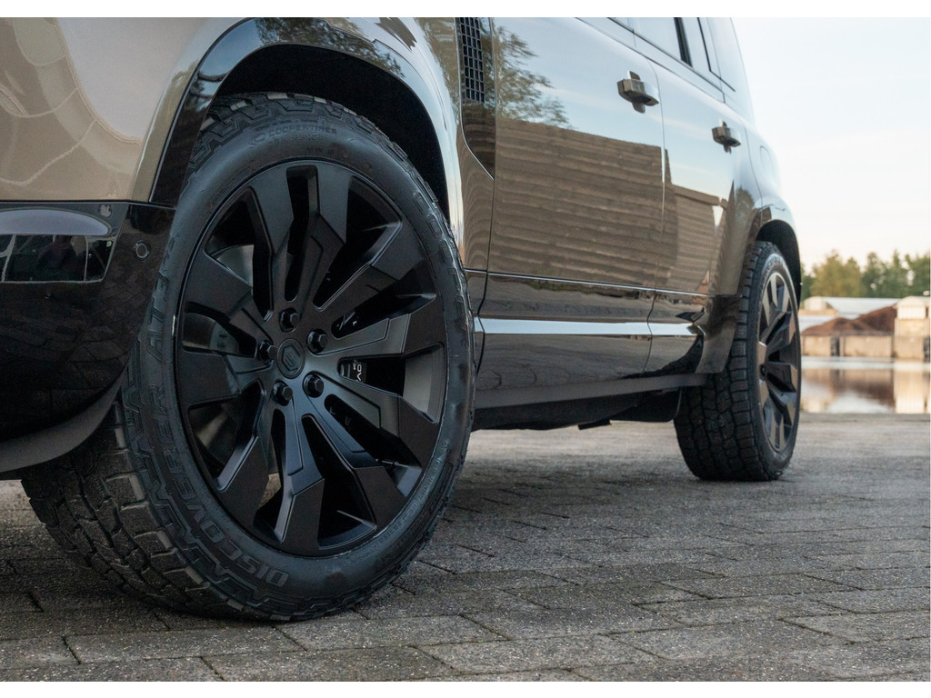 Land Rover Defender 110 P300e 110 X-Dynamic HSE - 38