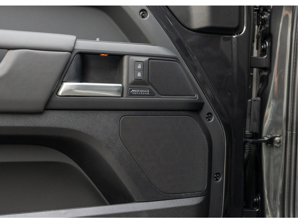 Land Rover Defender 110 P300e 110 HSE - 28